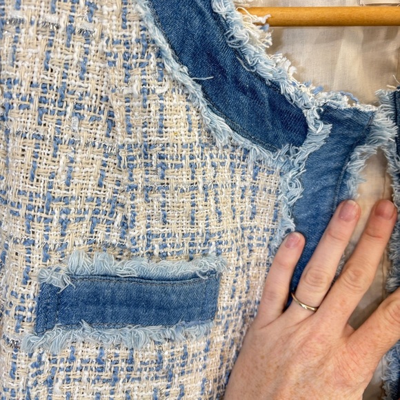 Chic Blue and White Tweed Blazer with Elegant Trim - Picture 3 of 6